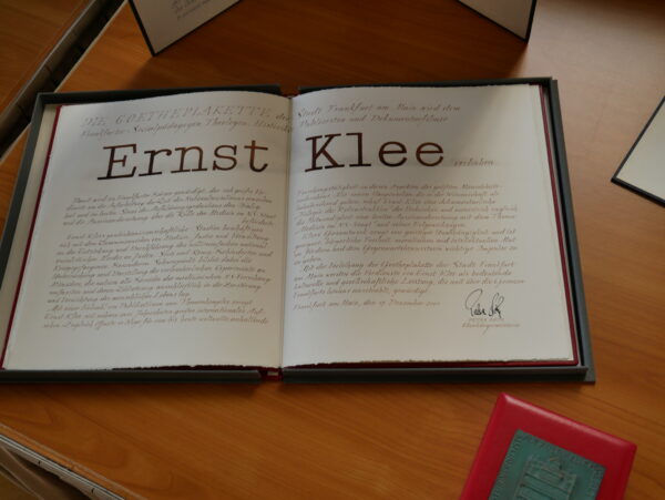 Eine Plakette in Form eines Buches. In großen Lettern steht dort "Ernst Klee".