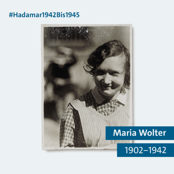 Grafik der Kampagne #Hadamar1942Bis1945. Der Hintergrund der Grafik ist hellblau, in der Mitte ist ein schwarz-weiß Foto, auf dem eine junge Frau abgebildet ist. Sie trägt eine Schürze und eine karierte Bluse und schaut etwas verlegen in die Kamera, sie lächelt. Rechts unten sind zwei Balken eingefügt: auf dem einen steht Maria Wolter, auf dem anderen die Jahreszahlen 1902 - 1942. Die Balken sind dunkelblau. Oben links in der Ecke steht in dunkelblauer Schrift: #Hadamar1942Bis1945.