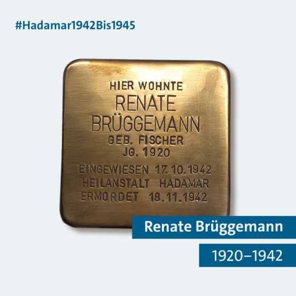 Eine Grafik mit einem hellblauen Hintergrund. Rechts oben steht in mittelblauer Schrift: #Hadamar1942Bis1945. In der Mitte ist ein großes Foto von einem Stolperstein abgebildet., auf dem neben dem Namen Renate Brüggemann auch die Lebens- und Sterbedaten eingraviert sind. Rechts unten sind zwei0 mittelblaue Balken, im ersten Balken steht in weißer Schrift "Renate Brüggemann", im zweiten steht "1920-1942" geschrieben.