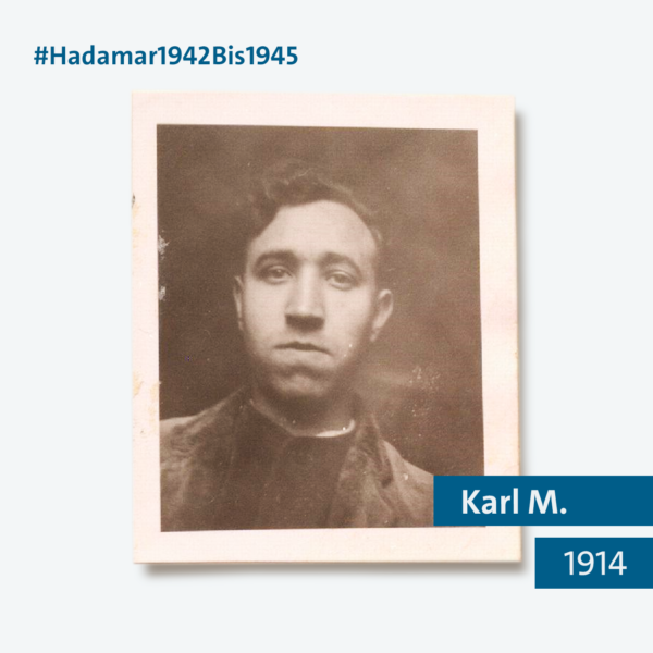 Grafik der Kampagne #Hadamar1942Bis1945. Der Hintergrund der Grafik ist hellblau, in der Mitte ist ein schwarz-weiß Foto, auf dem ein junger Mann abgebildet ist. Er ist in einem Portrait-Format fotografiert worden und schaut in die Kamera. Rechts unten sind zwei Balken eingefügt: auf dem einen steht Karl M., auf dem anderen die Jahreszahl 1914. Die Balken sind dunkelblau. Oben links in der Ecke steht in dunkelblauer Schrift: #Hadamar1942Bis1945.