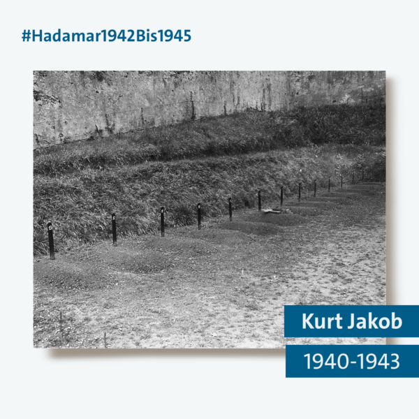 Grafik der Kampagne #Hadamar1942Bis1945. Der Hintergrund der Grafik ist hellblau, in der Mitte ist ein schwarz-weiß Foto von einem Friedhof. Nebeneinander sind kleine Gräber zu sehen, auf denen nur schwarze Pfosten stehen. Im Hintergrund ist eine Mauer. Rechts unten sind zwei Balken eingefügt: auf dem einen steht Kurt Jakob, auf dem anderen die Jahreszahlen 1940-1943. Die Balken sind dunkelblau. Oben links in der Ecke steht in dunkelblauer Schrift: #Hadamar1942Bis1945.