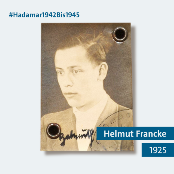 Grafik der Kampagne #Hadamar1942Bis1945. Der Hintergrund der Grafik ist hellblau, in der Mitte ist eine Fotografie eines jungen Mannes, er trägt einen Anzug und schaut an der Kamera vorbei. Oben links in der Ecke steht in dunkelblauer Schrift: #Hadamar1942Bis1945. Rechts unten sind zwei Balken eingefügt: auf dem einen steht Helmut Francke, auf dem anderen die Jahreszahl 1925. Die Balken sind dunkelblau.